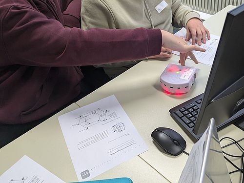 erste Programmierübungen mit dem Thymio Thymioroboter wird von Schülern getestet