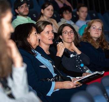 Auf diesem Foto sind Teilnehmende der Tagung zur frühen MINT-Bildung im Planetarium der ESO-Supernova zu sehen