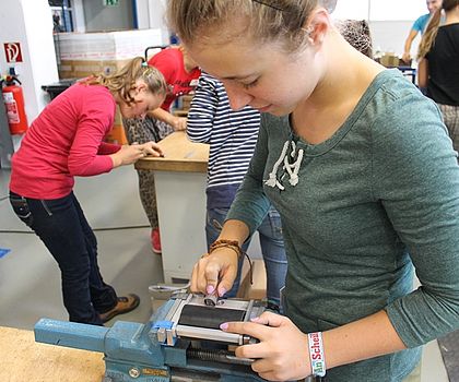 Lea beim Zusammenbauen der Walze