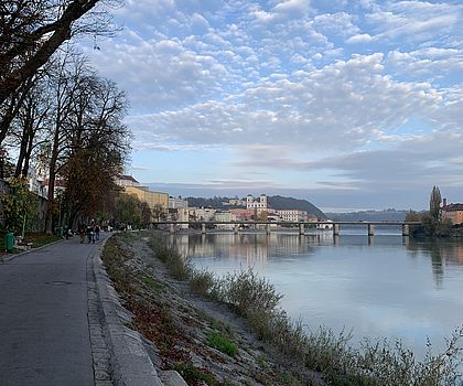 Man sieht einen Fluss und den blauen Himmel. 