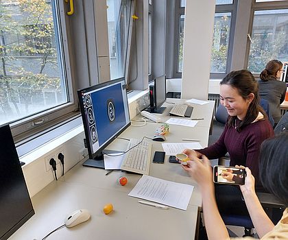 Man sieht zwei Mädchen, die vor einem Computer sitzen und ihre Auswertungen vom CT anschauen.